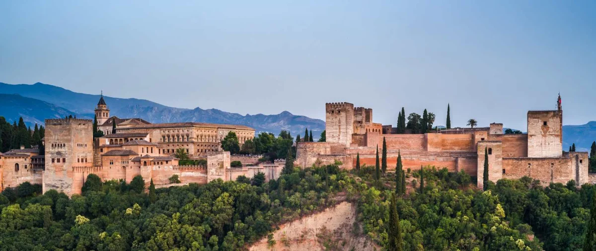 Tren turístico por Granada: un paseo genial para toda la familia en Granada