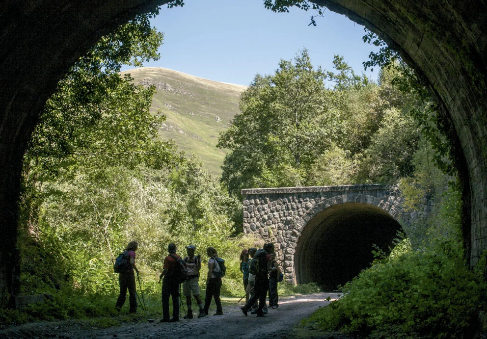 Riberas del Yera y Aján: cascadas, puentes y túneles en familia en Cantabria