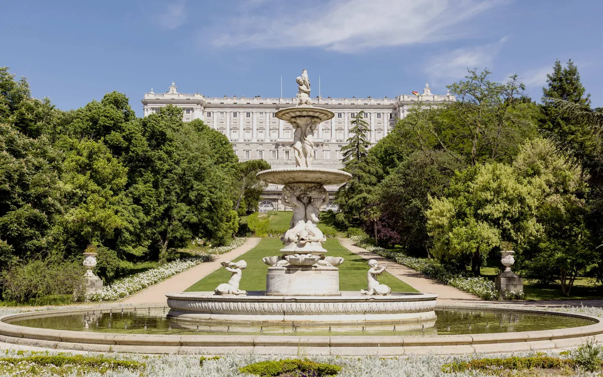 Descubre el Palacio Real de Madrid con guia y sin colas en Madrid