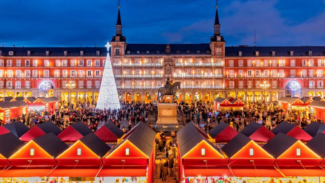 Mercadillo navideño de la Plaza Mayor de Madrid en Madrid