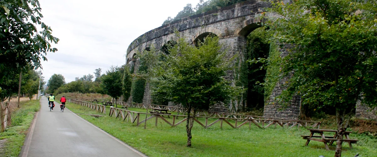 Vía Verde del Pas en bici o a pie con toda la familia en Cantabria