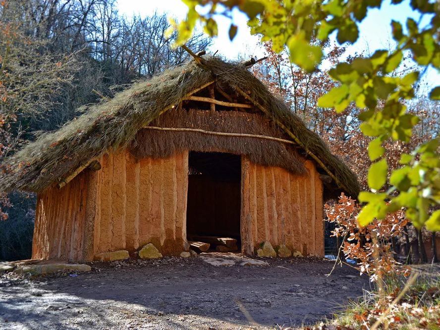 Cueva del Toll en Moià: viaje a la prehistoria en familia en Barcelona