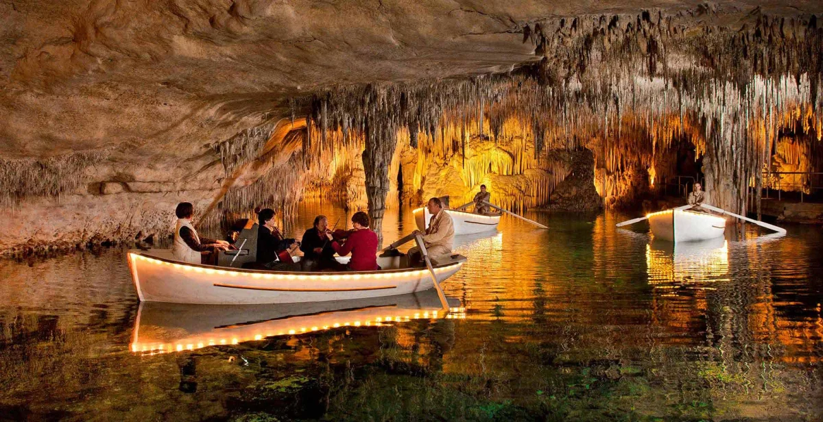 Cuevas del Drach: un mundo subterraneo con concierto en barca en Islas Baleares